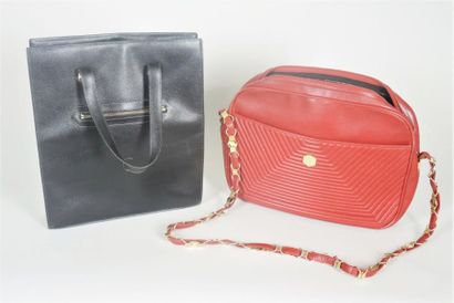 REVILLON Vintage
SAC en cuir rouge partiellement...