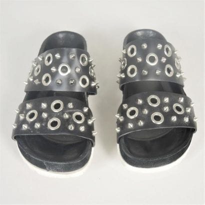 SANDRO
PAIRE DE MULES en cuir noir ornées...