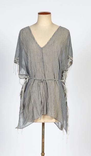 SU, ANONYME
ROBE-PONCHO en coton gris rayé...