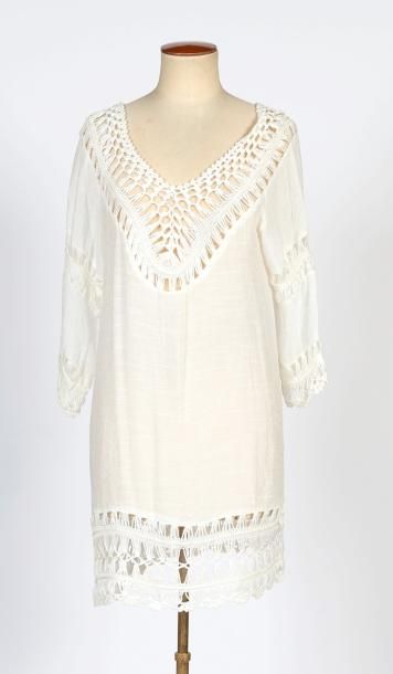 SU, ANONYME
ROBE-PONCHO en coton gris rayé...