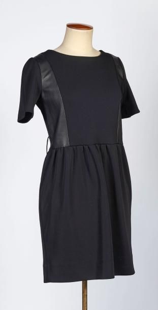 SANDRO
ROBE en polyester noir coté réhaussé...
