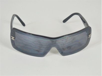 CHANEL Vintage 
PAIRE DE LUNETTES DE SOLEIL...