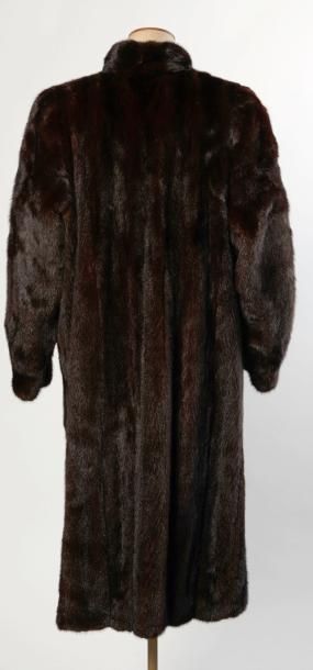 ANONYME Vintage 
MANTEAU en vison dark allongé,...