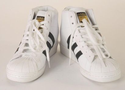 ADIDAS
DEUX PAIRES DE SNEAKERS montantes...
