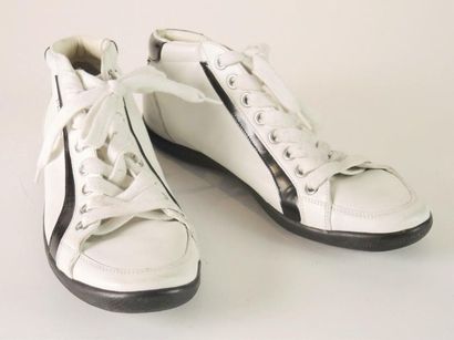 PRADA
PAIRE de SNEAKERS mixtes en cuir blanc...