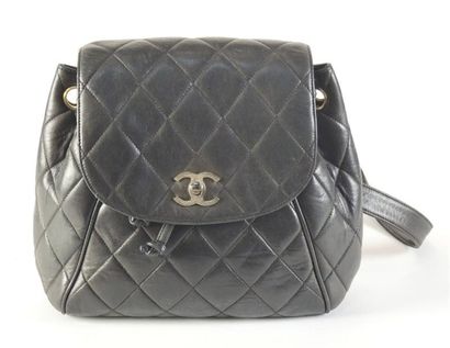 CHANEL VINTAGE circa 1990
SAC A DOS en agneau...