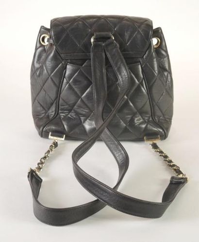 CHANEL VINTAGE circa 1990
SAC A DOS en agneau...