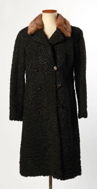 ANONYME Vintage 
MANTEAU en astrakan noir,...