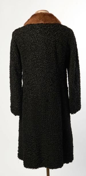 ANONYME Vintage 
MANTEAU en astrakan noir,...