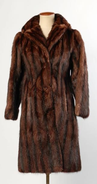 ANONYME Vintage 
MANTEAU 7/8 en vison allongé,...