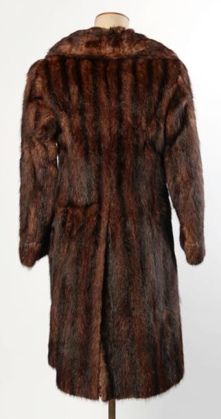 ANONYME Vintage 
MANTEAU 7/8 en vison allongé,...