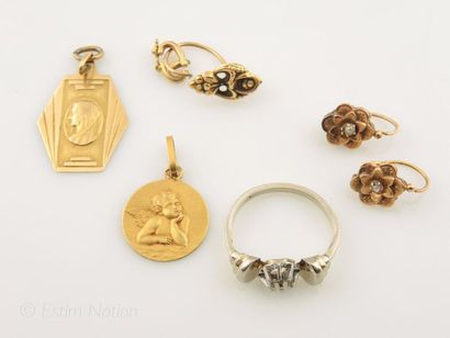 Lot de débris d'or 18K (750°/00): deux médailles,...