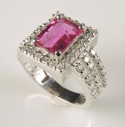 BAGUE TOURMALINE DIAMANTS
Bague en or gris...