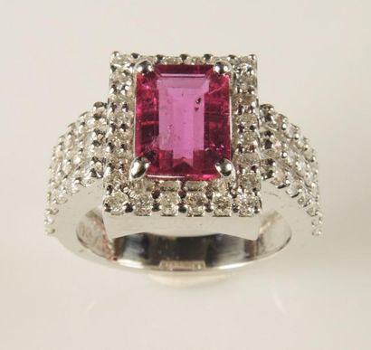 BAGUE TOURMALINE DIAMANTS
Bague en or gris...