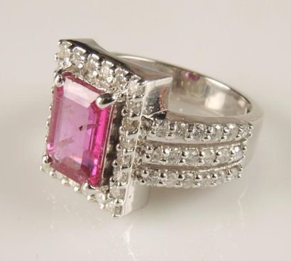 BAGUE TOURMALINE DIAMANTS
Bague en or gris...
