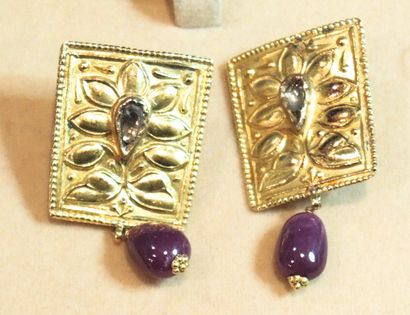 PAIRE DE BOUCLES D'OREILLES OR DIAMANTS ET...