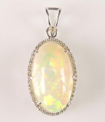 PENDENTIF OPALE DIAMANTS
Pendentif en or...