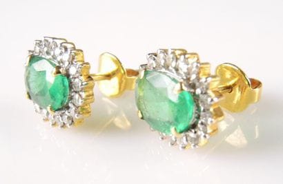 BOUCLES D'OREILLES EMERAUDES DIAMANTS
Paire...