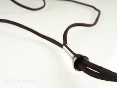 COLLIER CUIR ET PERLES
Collier ''dit cravate''...