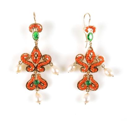 Paire de pendants d'oreilles en argent doré...