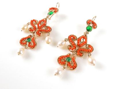 Paire de pendants d'oreilles en argent doré...