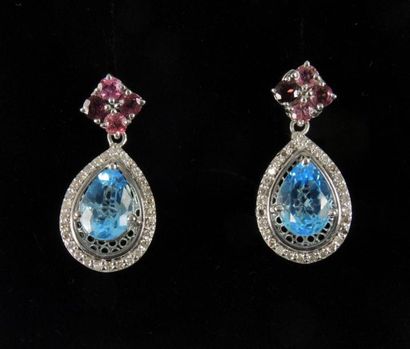 PAIRE DE PENDANTS D'OREILLES TOPAZE TOURMALINES
Paire...