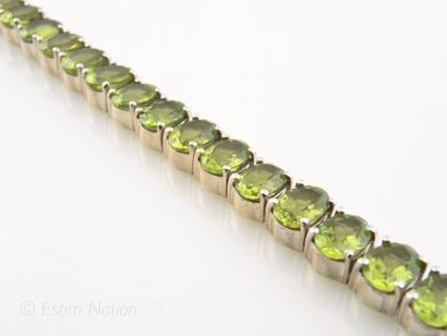 BRACELET PERIDOTS
Bracelet articulé en argent...