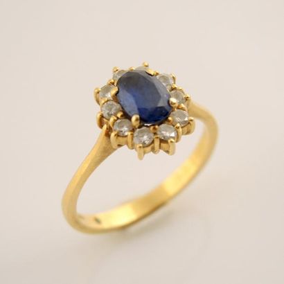 Bague marguerite en or jaune 18K 750/°° centrée...