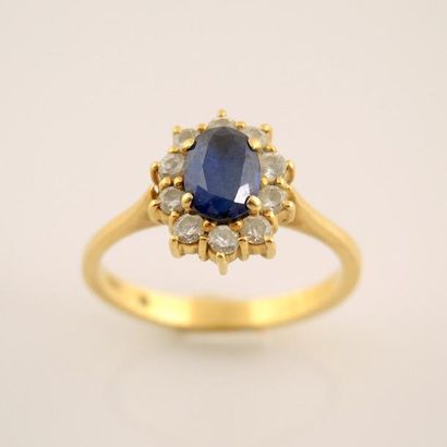 Bague marguerite en or jaune 18K 750/°° centrée...