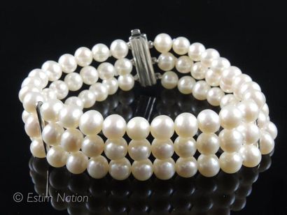 BRACELET DE PERLES
Bracelet composé de trois...