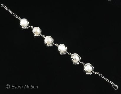 BRACELET PERLES
Bracelet en métal argenté...