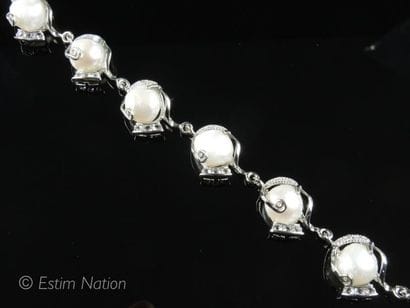 BRACELET PERLES
Bracelet en métal argenté...