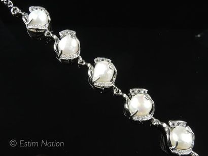 BRACELET PERLES
Bracelet en métal argenté...