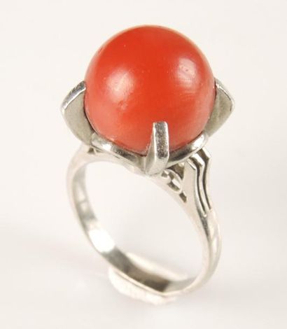 BAGUE CORAIL
Bague en platine centrée d'une...