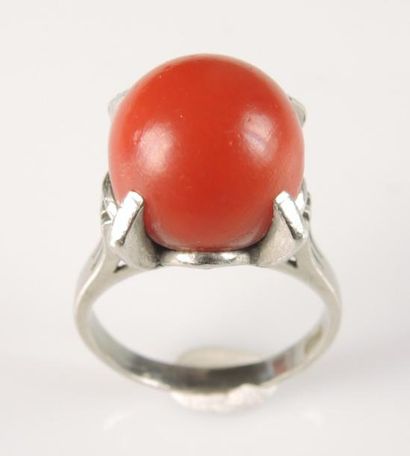 BAGUE CORAIL
Bague en platine centrée d'une...