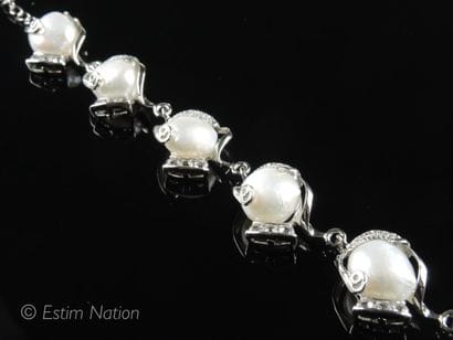 BRACELET PERLES
Bracelet en métal argenté...