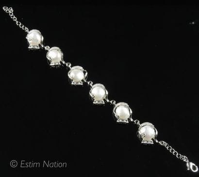 BRACELET PERLES
Bracelet en métal argenté...