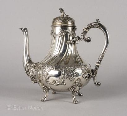 VICTOR SAGLIER (1809-1894)
Théière en métal...