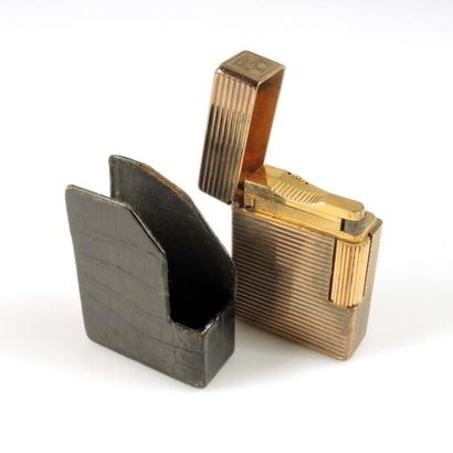 DUPONT
Briquet en métal doré à décor de lignes...