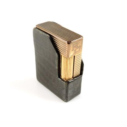 DUPONT
Briquet en métal doré à décor de lignes...