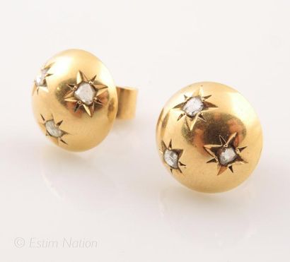 PAIRE DE BOUCLES D'OREILLES OR ET DIAMANTS...