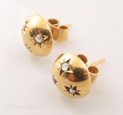 PAIRE DE BOUCLES D'OREILLES OR ET DIAMANTS...