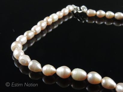 Collier de perles de culture d'eau douce....