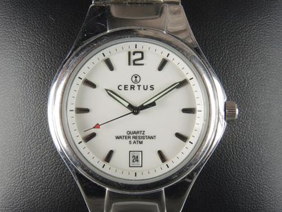 Lot de trois montres: -Une montre signée...