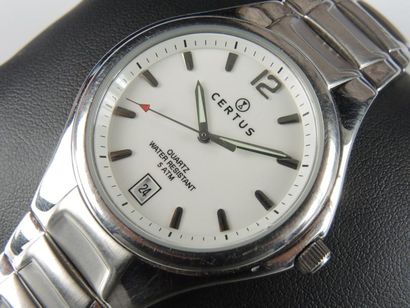 Lot de trois montres: -Une montre signée...
