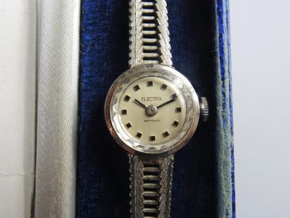Lot de trois montres: -Une montre signée...