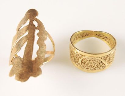 Deux bagues en or jaune 14K (585°/00). Tour...