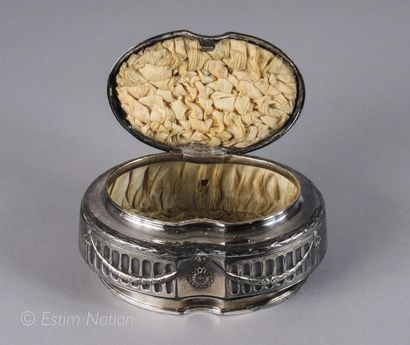 Boîte à bijoux de forme ovale en métal argenté...
