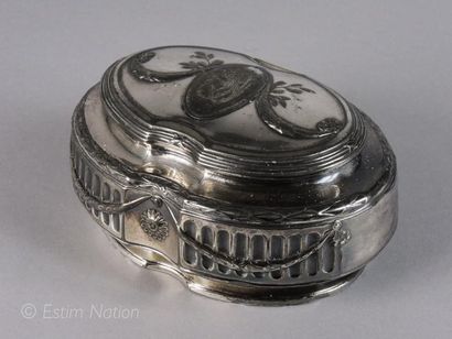 Boîte à bijoux de forme ovale en métal argenté...