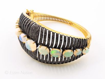 BRACELET OPALES DIAMANTS
Bracelet jonc ajouré...